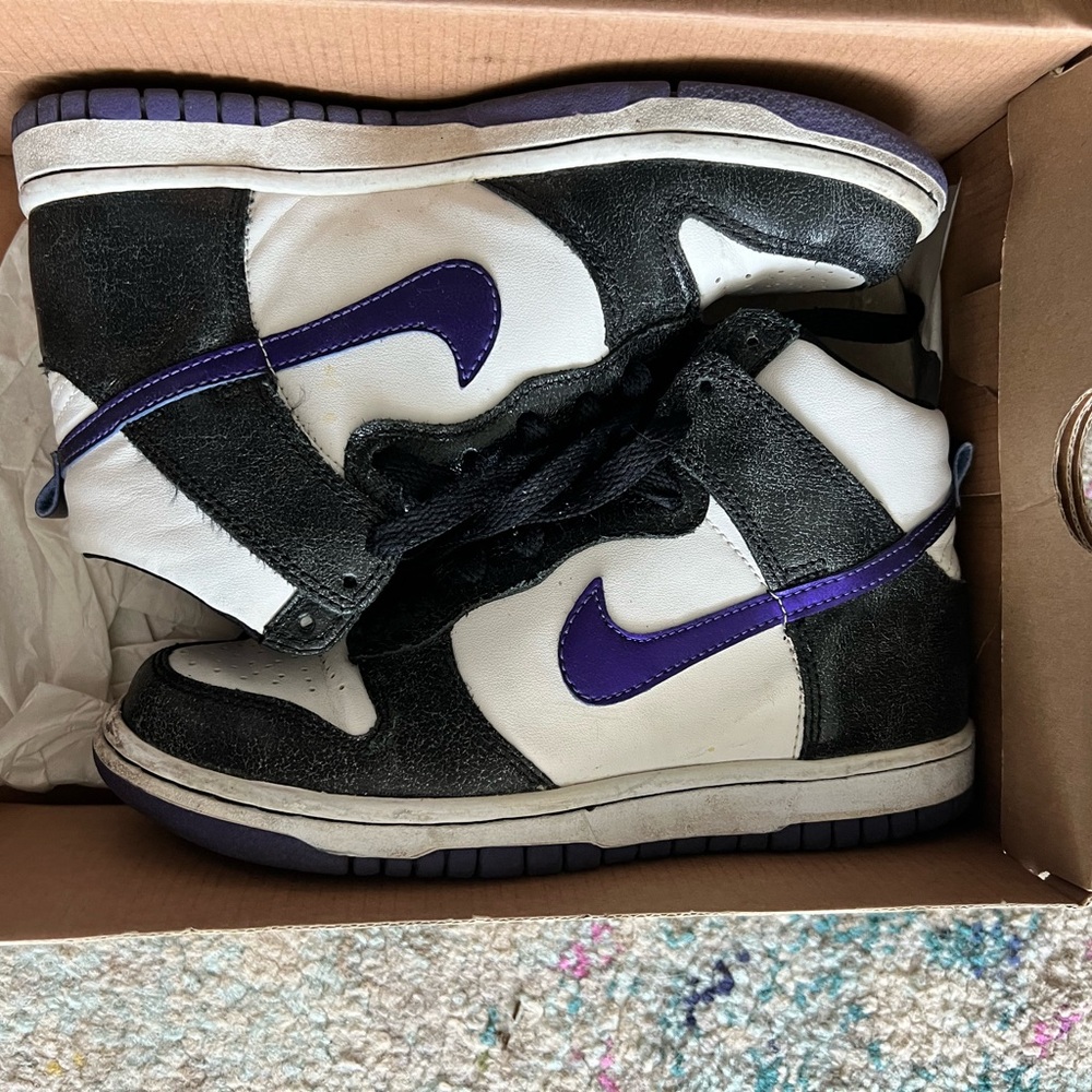 Women’s Nike Dunks size 4